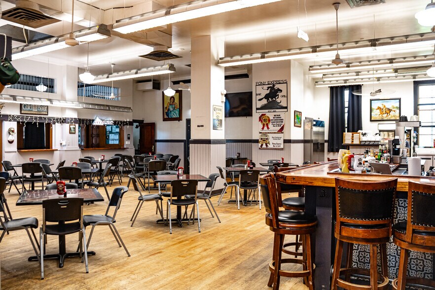 More Photos Of 302 S Magnolia St, Hearne Restaurant For Sale