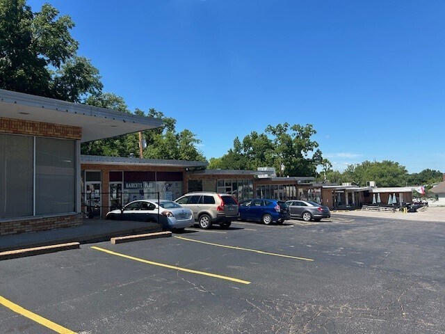 More Photos Of 410-490 Rue St, Florissant General Retail For Lease