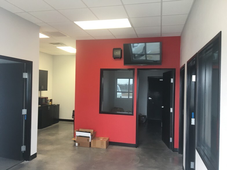 More Photos Of 12713 Beltex Rd, Manor Warehouse For Lease