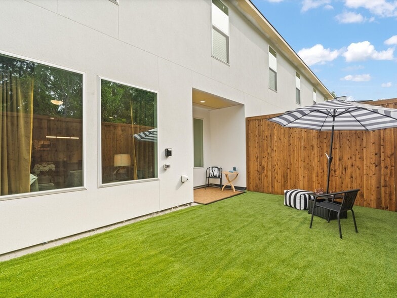 More Photos Of 7811 Mohawk Dr, Dallas Apartments For Sale