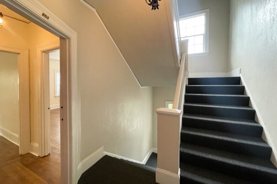 More Photos Of 1000 E 33rd St, Oakland Apartments For Sale