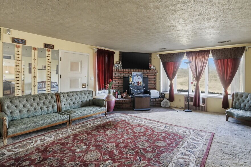 More Photos Of 501 S Breezewood Rd, Breezewood Specialty For Sale