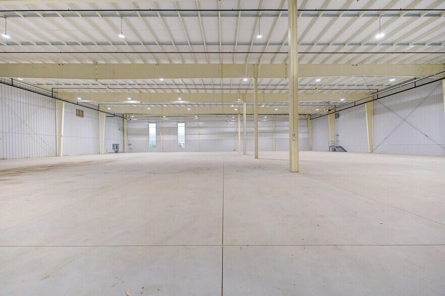 More Photos Of 71 Folsetter Dr, Paris Industrial For Lease