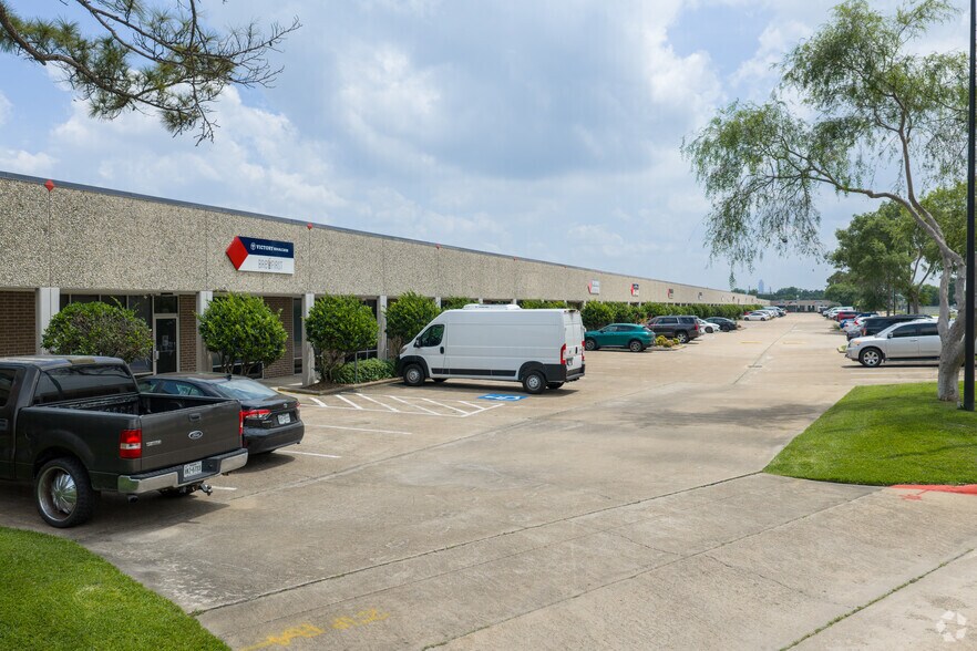 More Photos Of 2500 Central Pky, Houston Unknown For Lease