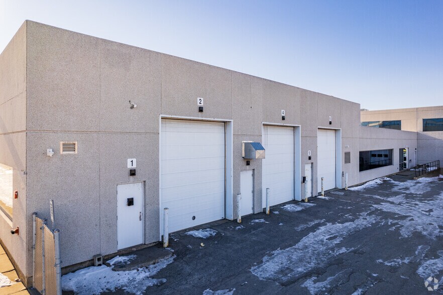 More Photos Of 2425 Pitfield, Montréal Flex For Lease