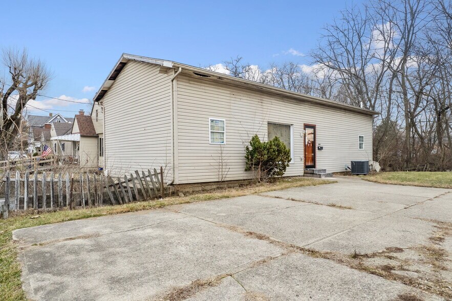 More Photos Of 239 W Locust St, Wilmington Storefront For Sale