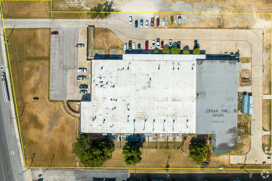 More Photos Of 3363 E Commerce St, San Antonio Warehouse For Sale