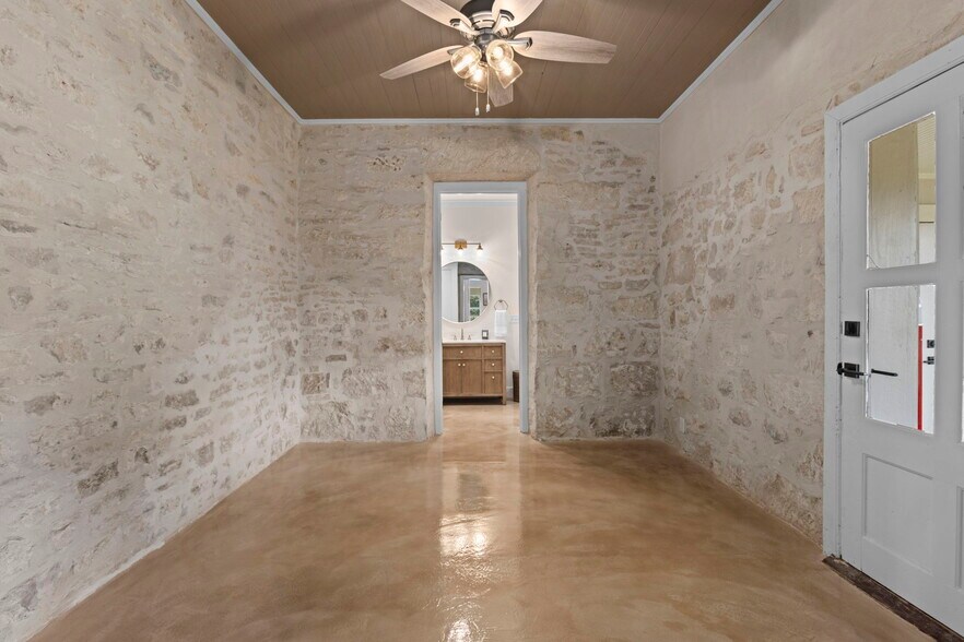 More Photos Of 824 High St, Comfort Winery Vineyard For Sale
