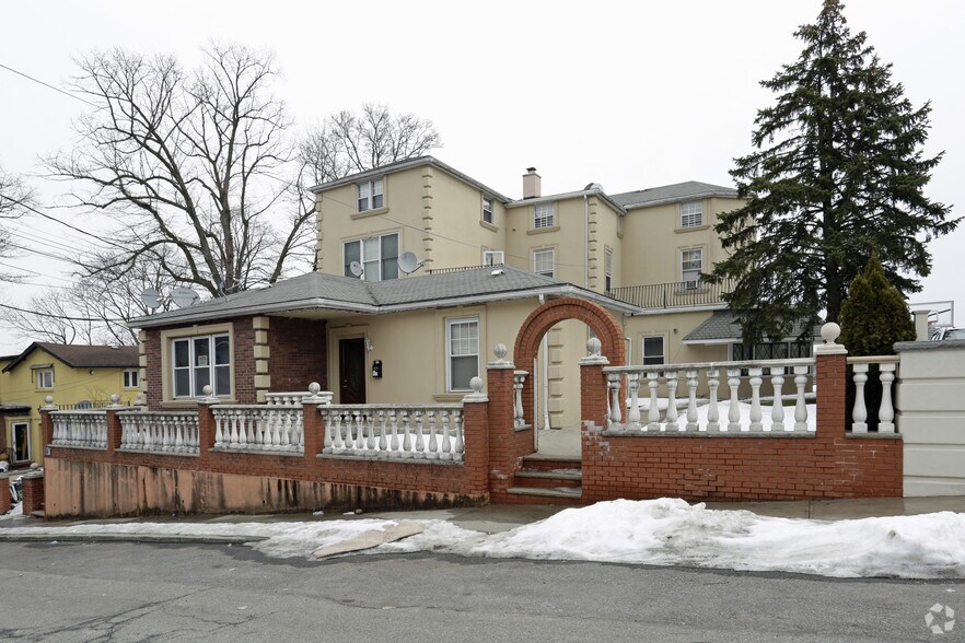 Primary Photo Of 69 Starbuck St, Staten Island Apartments For Sale