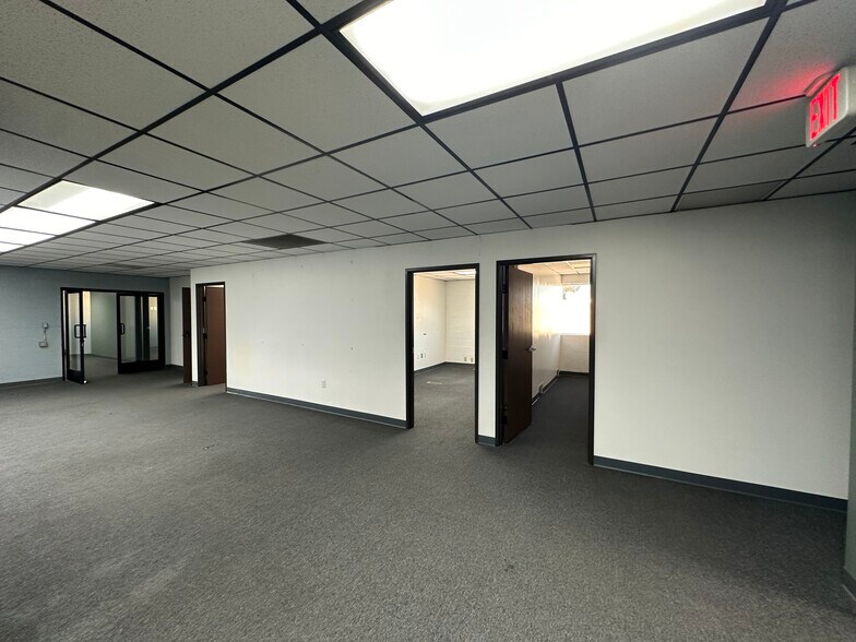 More Photos Of 2070 Floyd St, Burbank Light Manufacturing For Lease