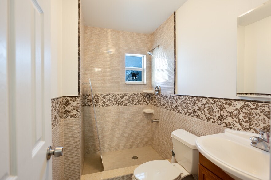 More Photos Of 2301-2325 NW 30th St, Oakland Park Warehouse For Sale