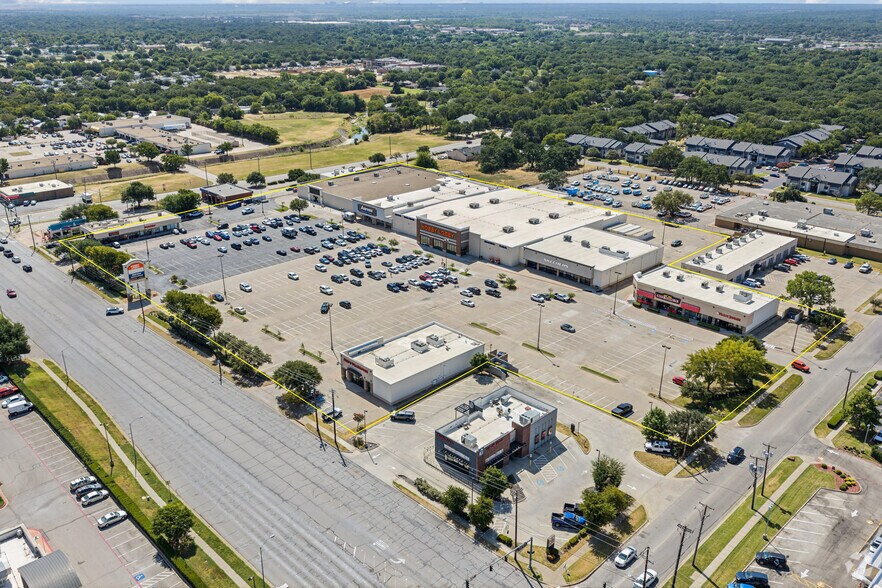 More Photos Of 1309-1323 W Pipeline Rd, Hurst General Retail For Sale