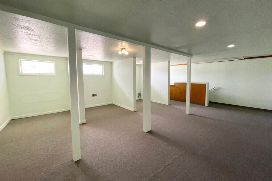 More Photos Of 104 S Pacific Hwy, Cottage Grove Storefront For Sale