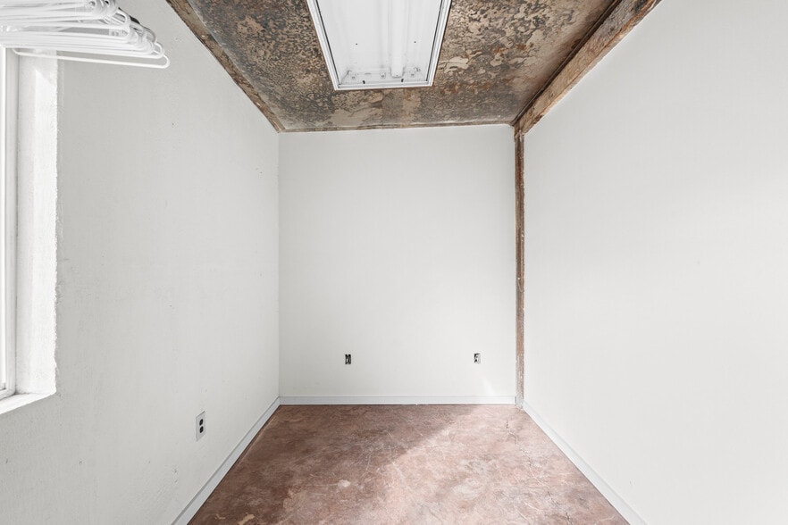 More Photos Of 30 Logan St, Davenport Hotel For Sale