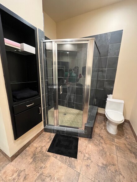 More Photos Of 1302 N Shepherd Dr, Houston Medical For Lease