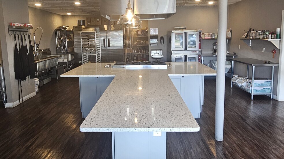 More Photos Of 711 Vandercook Way, Longview Storefront For Lease