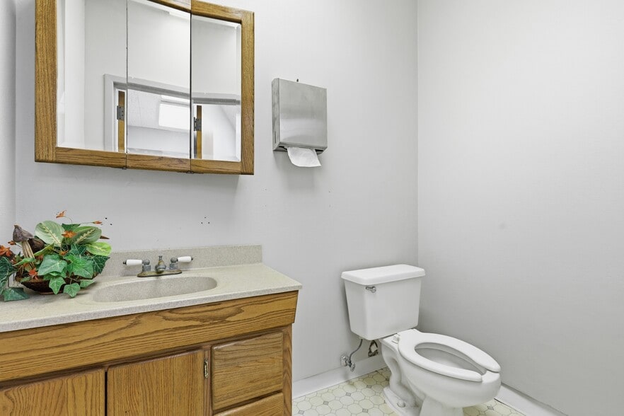 More Photos Of 106 S Texas Ave, Greenville Office For Sale