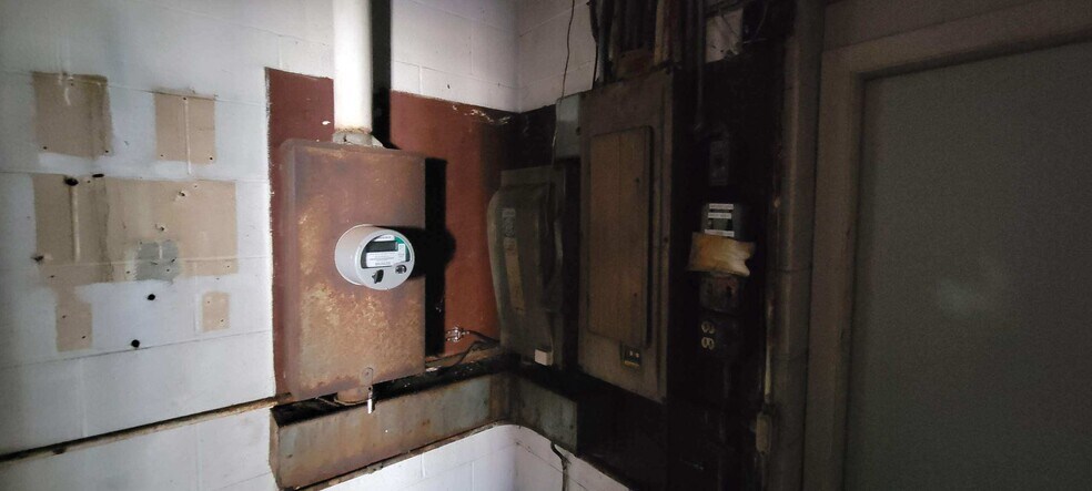 More Photos Of 123 E Columbia St, Marion General Retail For Sale