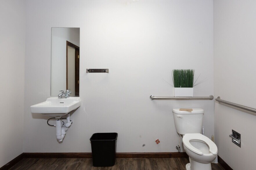More Photos Of 3822 Rosemont Dr, Columbus Medical For Sale