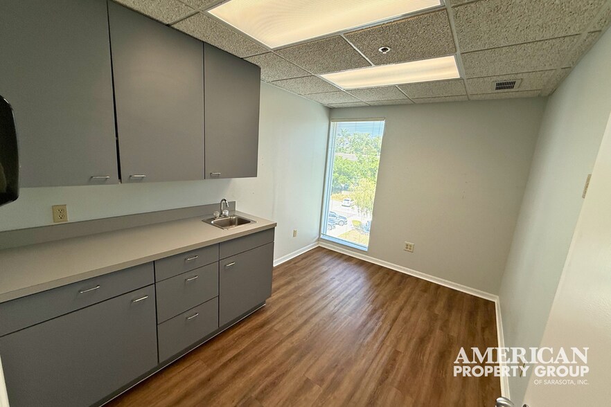 More Photos Of 1219 S East Ave, Sarasota Medical For Sale