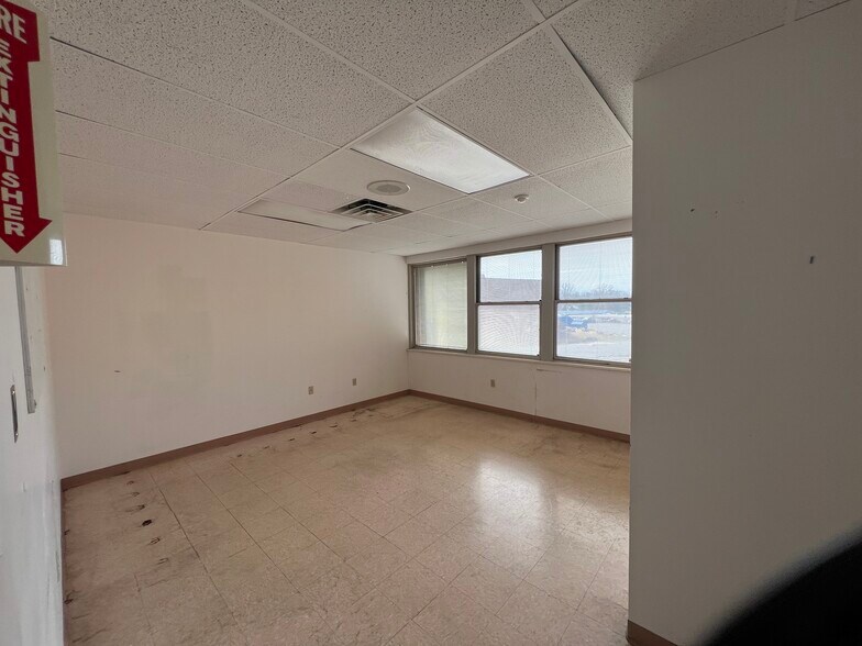 More Photos Of 8300 Dow Cir, Strongsville Light Distribution For Lease