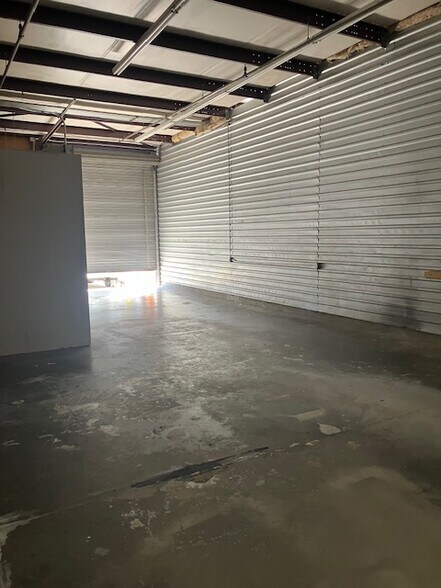 More Photos Of 800 Fulgham Rd, Plano Warehouse For Lease
