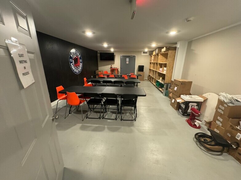 More Photos Of 804 W Mitchell St, Adel Distribution For Lease