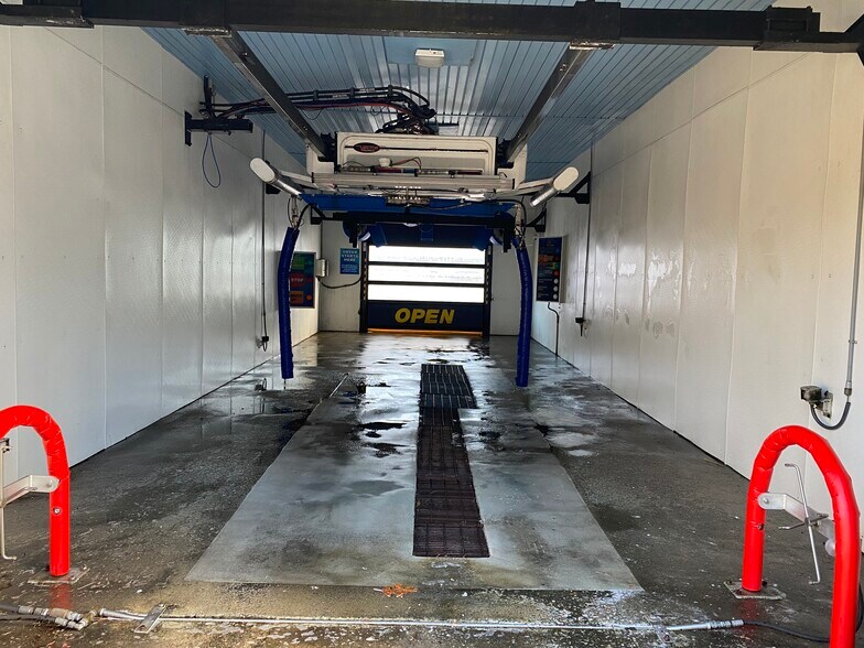 More Photos Of 690 Boswell Ave, Norwich Carwash For Sale