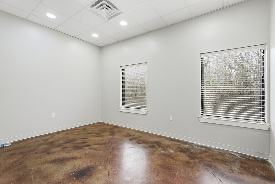 More Photos Of 10819 Stagecoach Rd, Little Rock Office For Sale