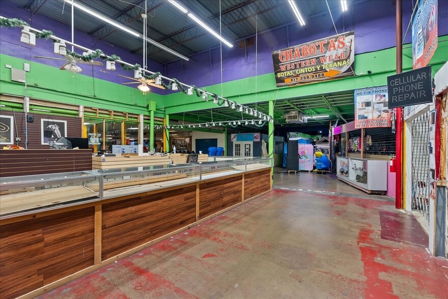 More Photos Of 318 E Long Ave, Fort Worth General Retail For Sale