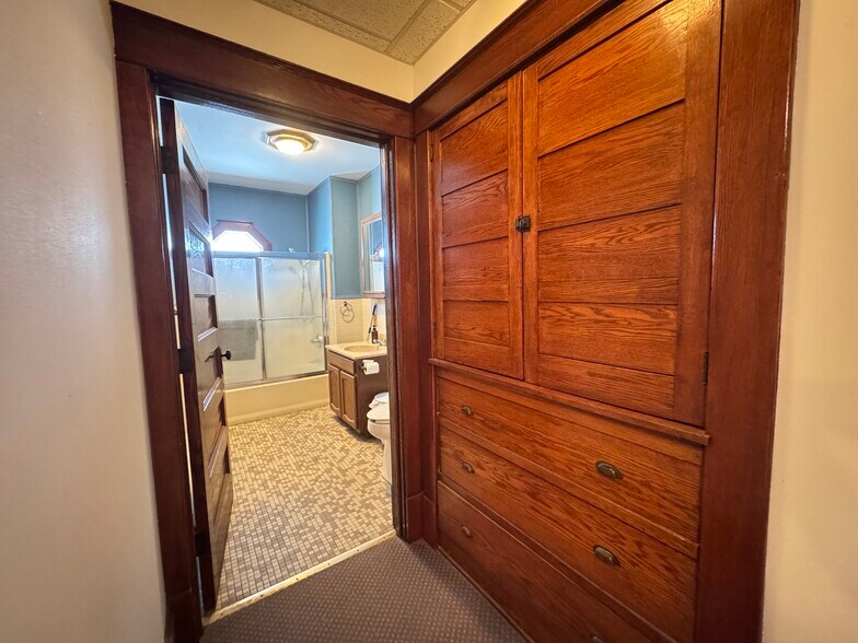 More Photos Of 300 E Pioneer St, Crandon Flex For Sale