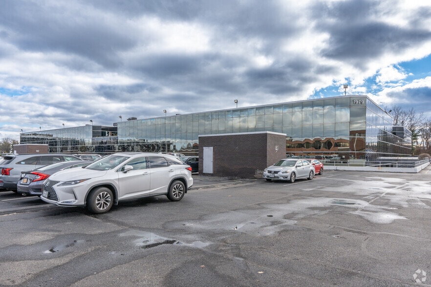 More Photos Of 1979 Marcus Ave, Lake Success Coworking Space