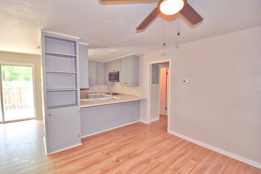 More Photos Of 402 S Tyler St, Beeville Apartments For Sale