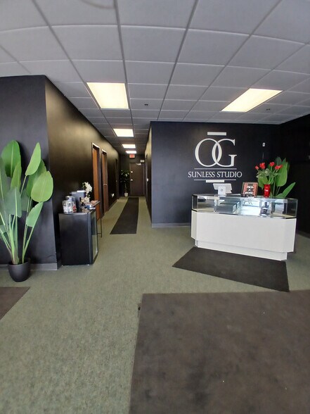 More Photos Of 819 Schelfhout Ln, Kimberly Storefront Retail Office For Lease