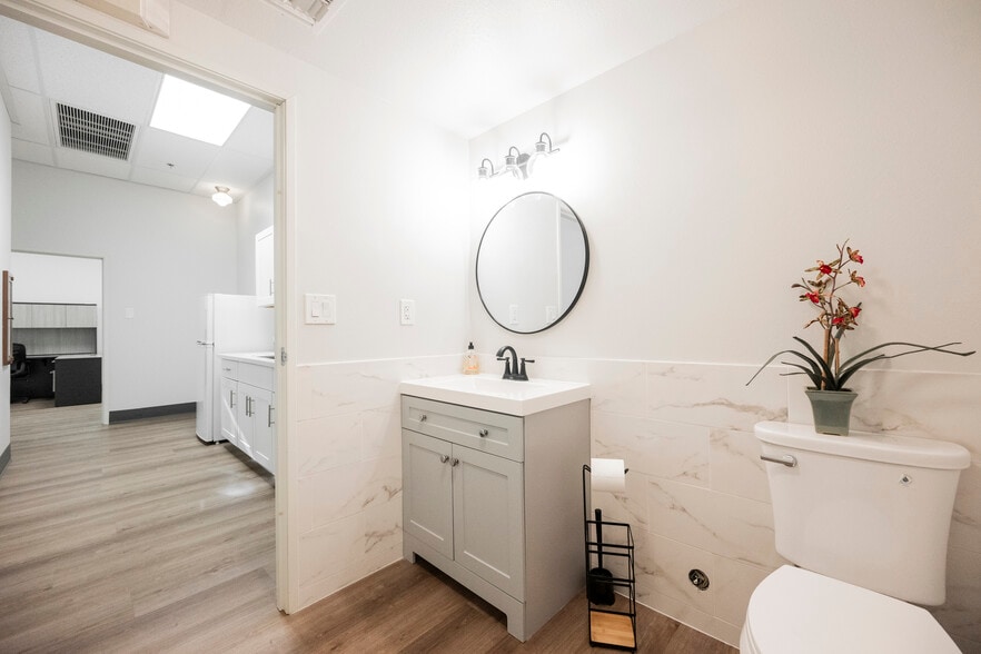 More Photos Of 3680 E Sunset Rd, Las Vegas Office For Sale