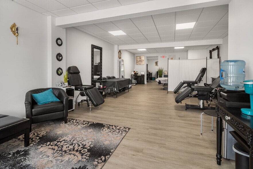 More Photos Of 687 New Loudon Rd, Latham Storefront For Sale