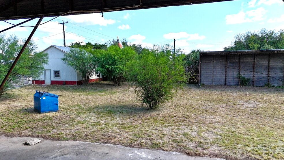More Photos Of 305 W Houston St, Beeville Warehouse For Sale
