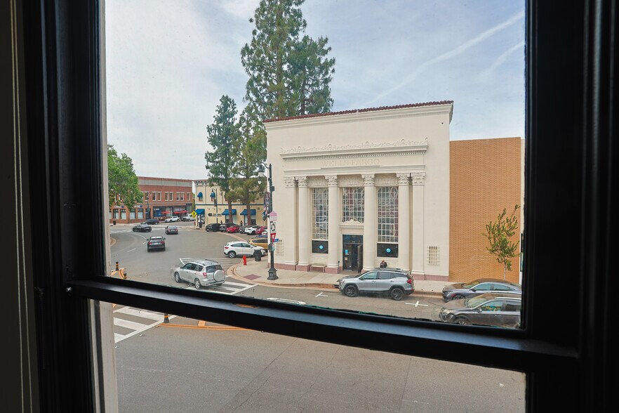 More Photos Of 10 Plaza Sq, Orange Storefront Retail Office For Lease