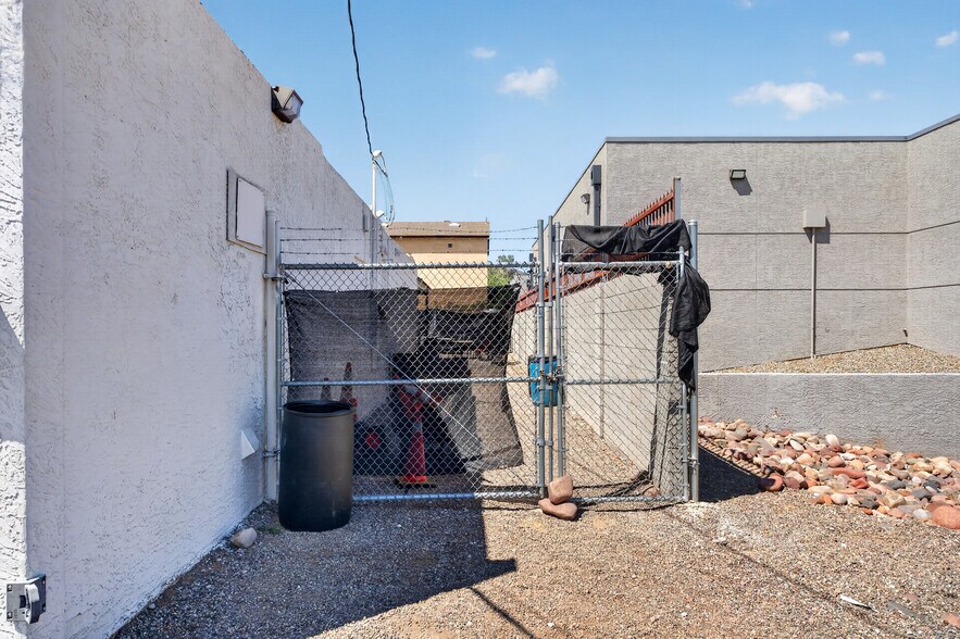 More Photos Of 940 W Hatcher Rd, Phoenix Freestanding For Sale