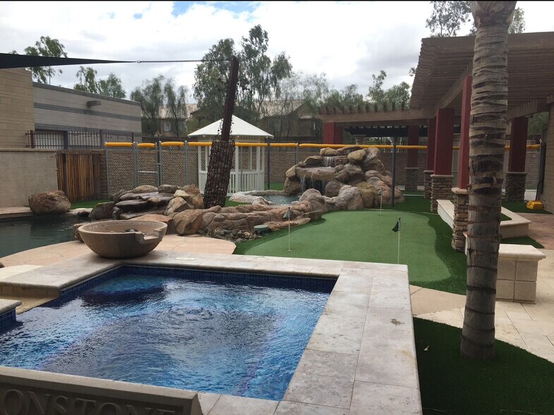 More Photos Of 8028 W Thunderbird Rd, Peoria Veterinarian Kennel For Lease