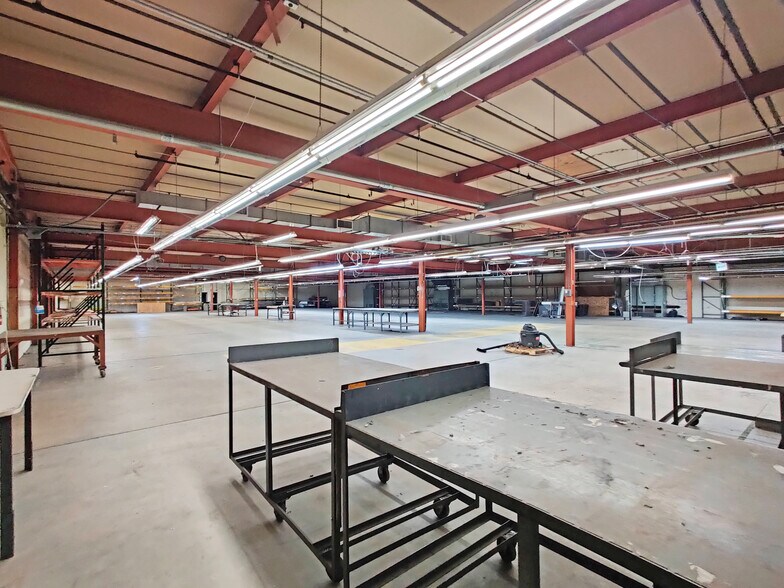 More Photos Of 120 S Church Ave, Garland Manufacturing For Lease