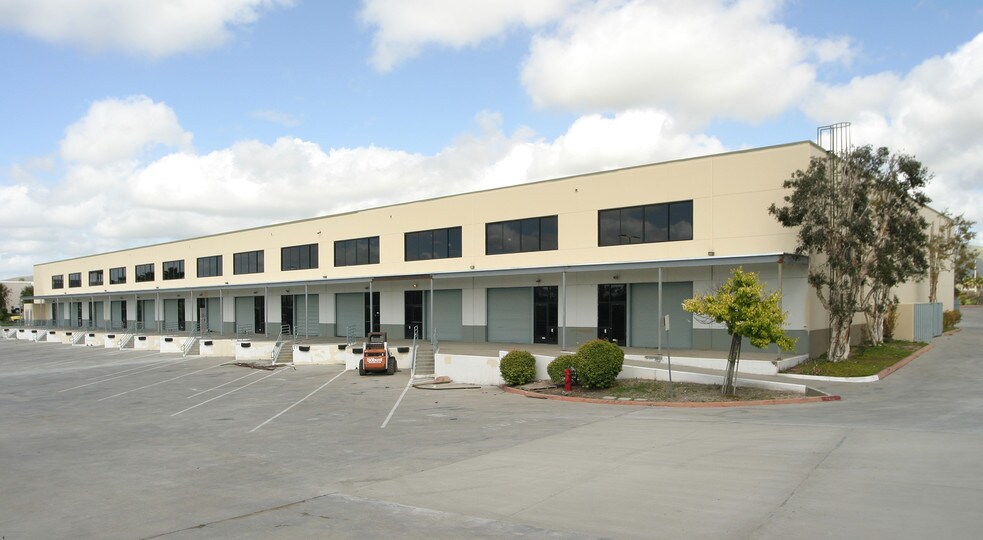 More Photos Of 10065 Via De La Amistad, San Diego Distribution For Lease