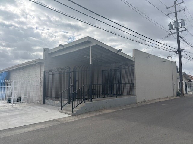 More Photos Of 620 Chester Ave, Bakersfield Showroom For Sale