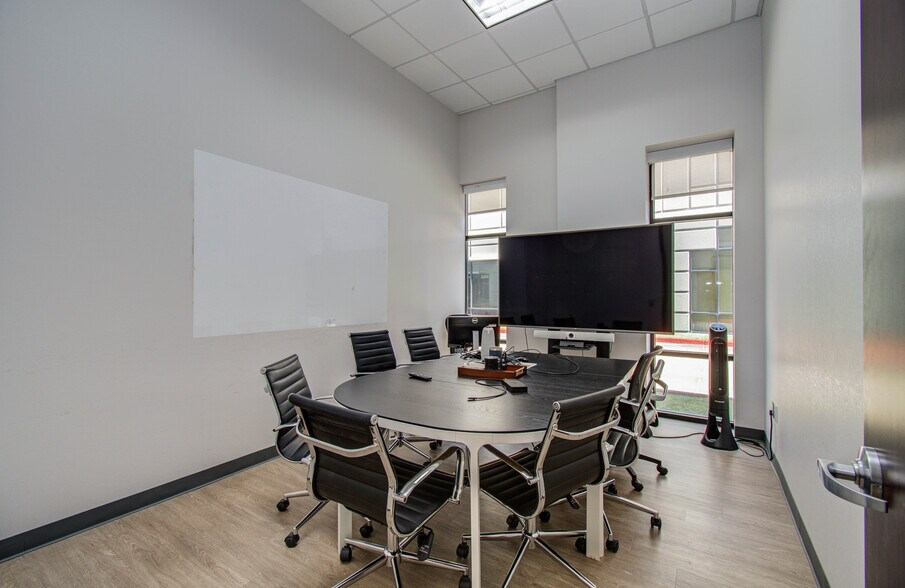 More Photos Of 9330 Kirby Dr, Houston Research And Development For Lease