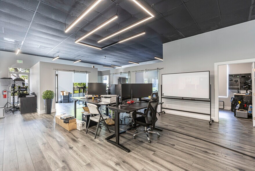 More Photos Of 3550 Westview Dr, Naples Showroom For Sale