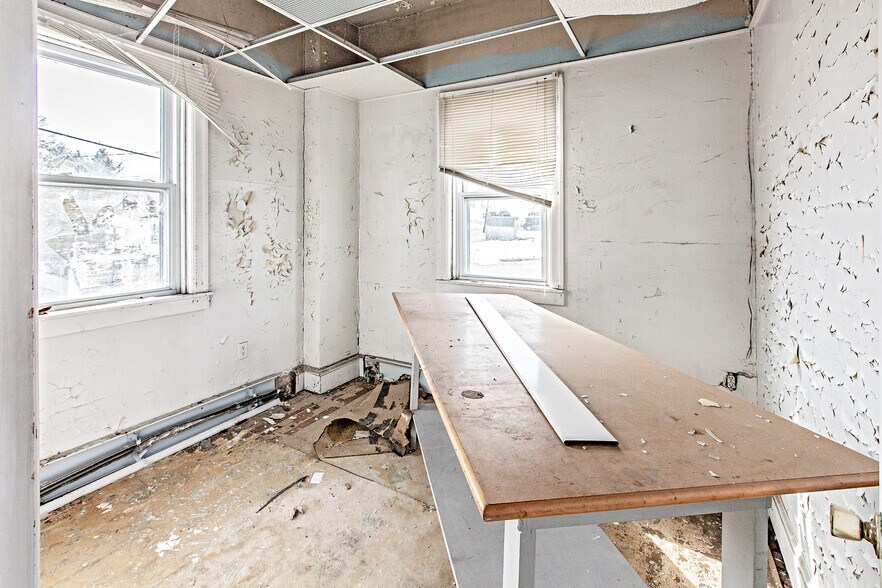 More Photos Of 16 S Maryland Ave, Wilmington General Retail For Sale