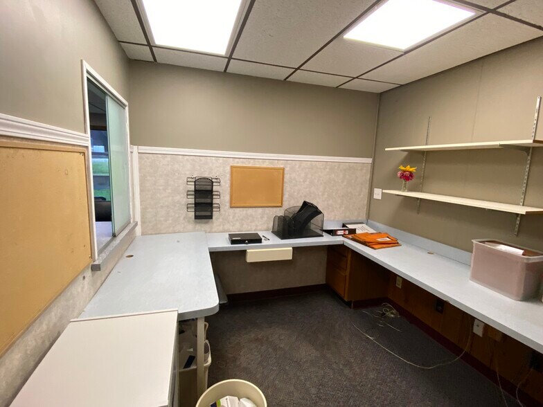 More Photos Of 404 W Rolla Rd, Salem Office For Sale