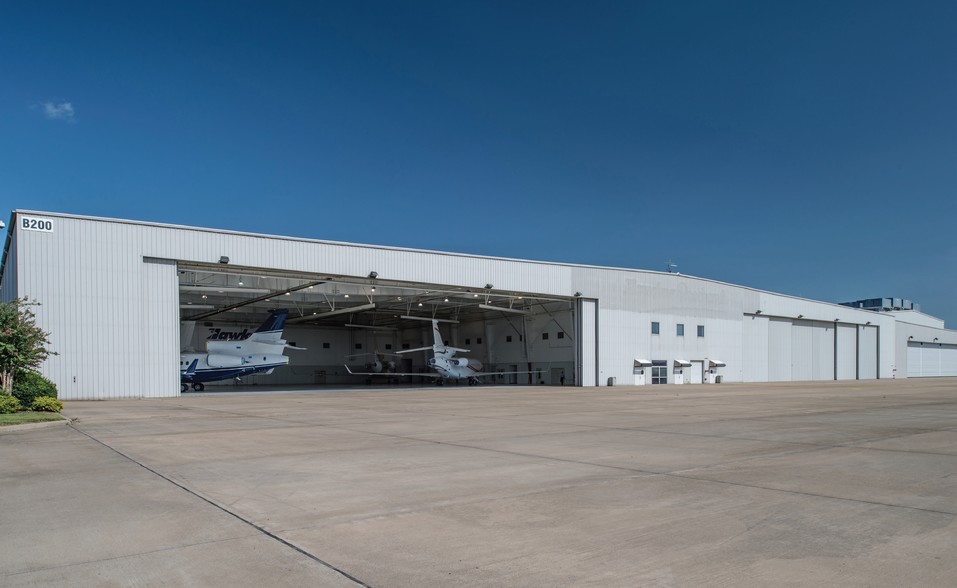 Primary Photo Of 2400 David Grundfest Jr Dr, Little Rock Airplane Hangar For Lease