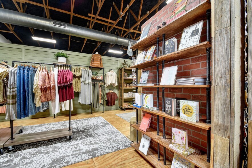 More Photos Of 330 W Mercer St, Dripping Springs Freestanding For Lease