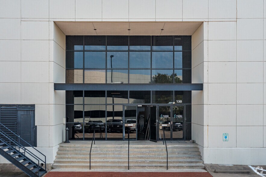 More Photos Of 350 E Royal Ln, Irving Light Manufacturing For Lease